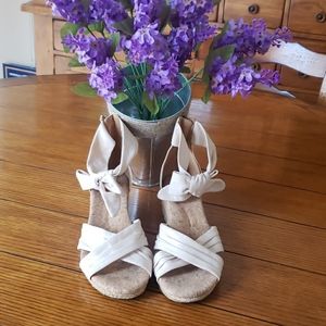 Like new UGG Traci Espadrilles no tears holes